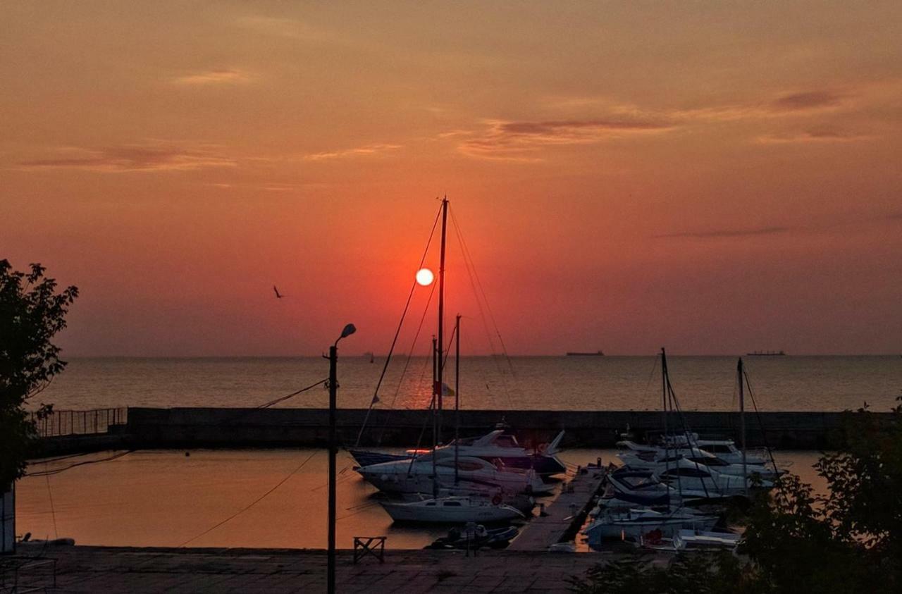 Студия С Двориком В Отраде Odessa Esterno foto